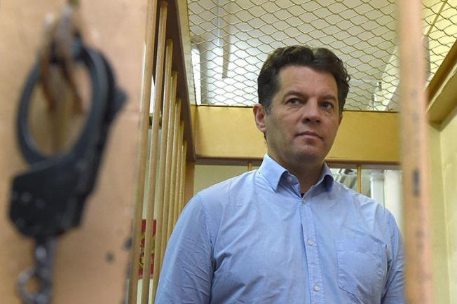 Ukrainian journalist Roman Sushchenko stands inside a defendants' cage during a November 28, 2016, hearing at a court in Moscow. Sushchenko was sentenced to 12 years in prison for espionage by a Moscow city court on June 4, 2018. (Vasily Maximov/AFP)