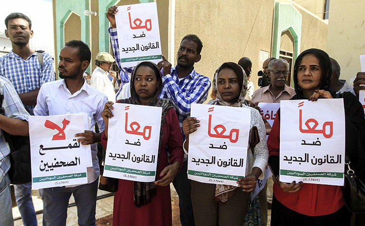 Sudanese journalists protest against a proposed new press law in the capital Khartoum on November 15, 2017. Sudanese authorities on June 6, 2018, prevented distribution of Al-Jarida newspaper. (AFP/Ebrahim Hamid)