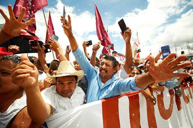 Simpatizantes de Andrés Manuel López Obrador, quien lidera las encuestas para las elecciones presidenciales (no sale en el imagen), en un mitín en Oaxaca el 16 de junio.  (Reuters/Jorge Luis Plata)