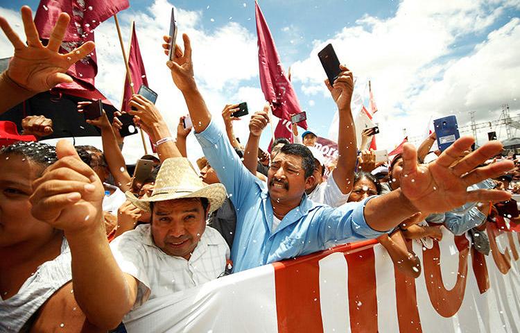 Simpatizantes de Andrés Manuel López Obrador, quien lidera las encuestas para las elecciones presidenciales (no sale en el imagen), en un mitín en Oaxaca el 16 de junio.  (Reuters/Jorge Luis Plata)