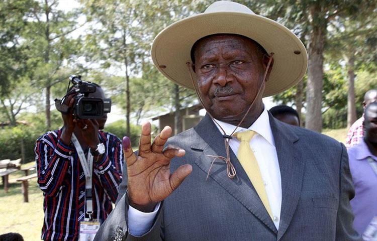 Ugandan President Yoweri Museveni displays his inked finger after voting on February 18, 2016. In June 2018, Museveni and government officials verbally attacked and threatened the Ugandan media. (Reuters/James Akena)