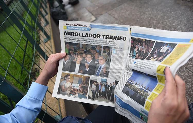 A man reads a newspaper in Guatemala City on October 26, 2015. A Guatemalan judge on July 17, 2018, approved a court order barring journalist José Rubén Zamora and his newspaper, elPeriódico, from writing about a government official for three months under a law created to prevent violence against women. (AFP/Johan Ordonez)