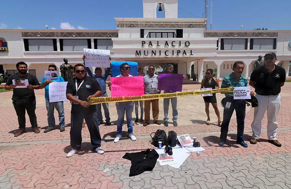 Periodistas manifiestan por el asesinato de su colega José Guadalupe Chan Dzib frente al Ayuntamiento de Playa del Carmen, en el estado de Quintana Roo, México, el 30 de junio de 2018. Chan fue asesinado a tiros el 29 de junio en Sabán, en Quintana Roo. (AFP / Joel Tzab)