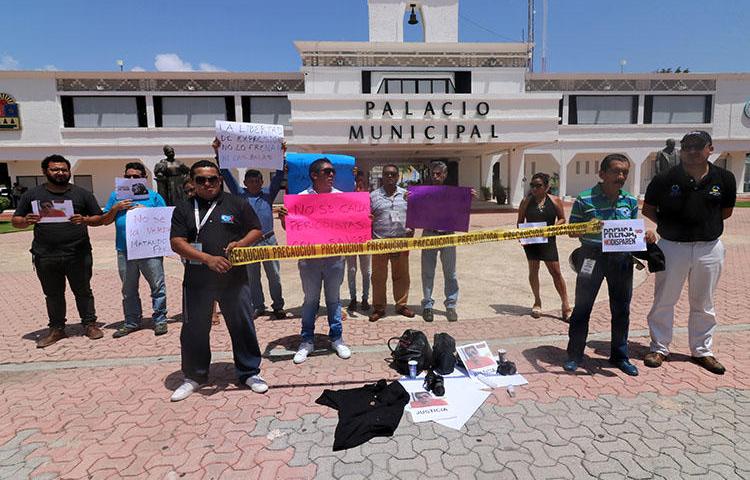 Jornalistas protestam pelo assassinato do colega José Guadalupe Chan Dzib em frente à Prefeitura de Playa del Carmen, estado de Quintana Roo, México, em 30 de junho de 2018. Chan foi morto a tiros no dia 29 de junho em Sabán, em Quintana Roo. (AFP/Joel Tzab)