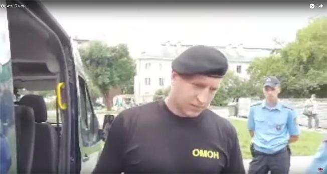 A screenshot from the livestream Sergey Petrukhin filmed as police questioned and then detained the blogger outside his apartment building.