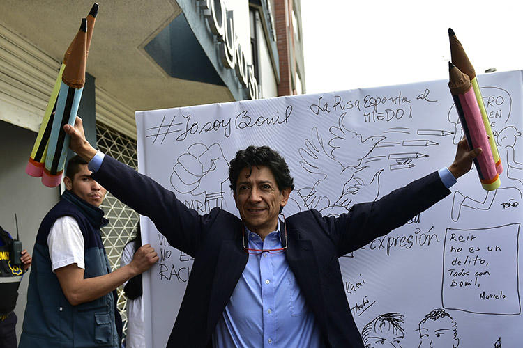 El caricaturista ecuatoriano Javier Bonilla, conocido como Bonil, protesta frente a la Supercom en Quito el 9 de febrero de 2015. Las autoridades le habían ordenado