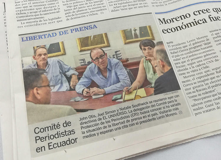 Un periódico ecuatoriano informa sobre el encuentro que el CPJ sostuvo con El Universo durante su misión a Ecuador, en marzo de 2018. (CPJ/Natalie Southwick)