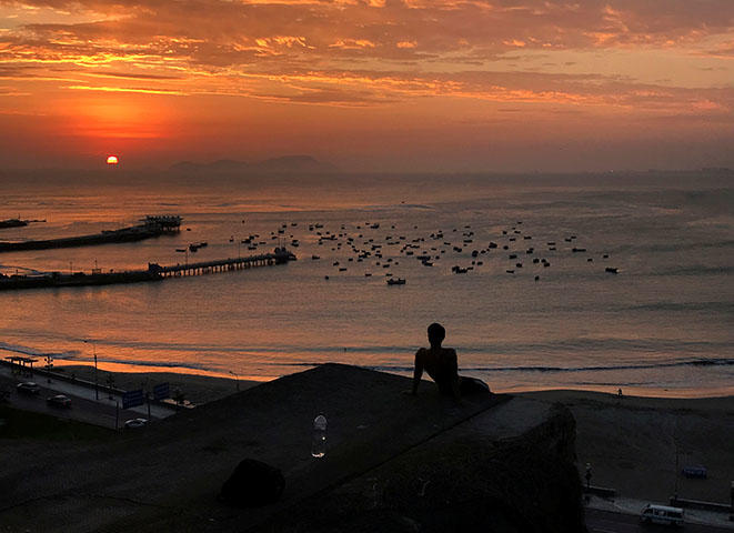 La playa Pescadores en Lima, en abril de 2018. Las autoridades peruanas están hostigando a dos medios noticiosos por sus reportajes investigativos. (Reuters/Mariana Bazo)