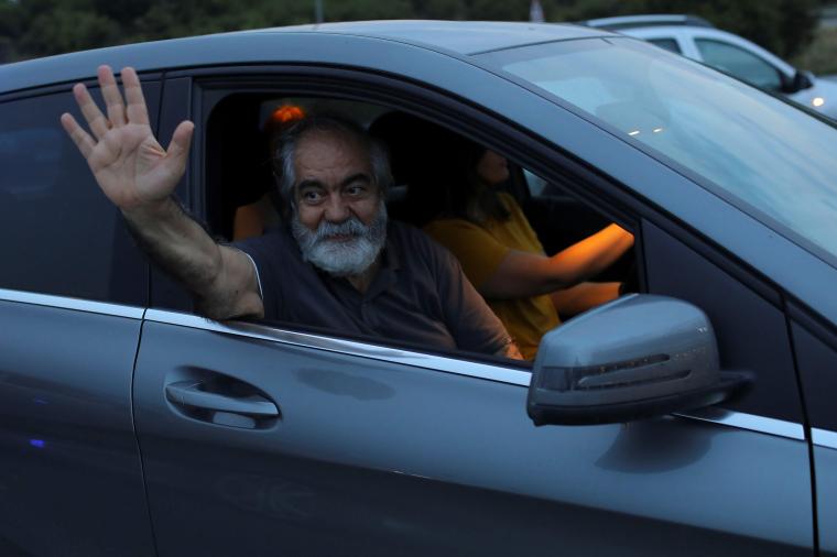 Journalist Mehmet Altan waves after being released from the prison in Silivri, near Istanbul, Turkey on June 27, 2018. (Reuters/Huseyin Aldemir)