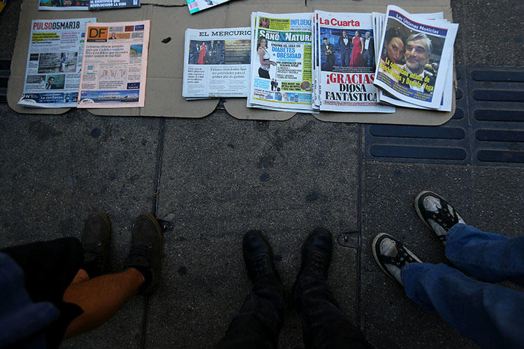 Jornais são vistos na calçada em Santiago, no Chile, em 5 de março de 2018. Um jornalista chileno enfrenta pena de prisão por difamação se for condenado em um julgamento marcado para agosto de 2018. (Reuters/Ivan Alvarado)
