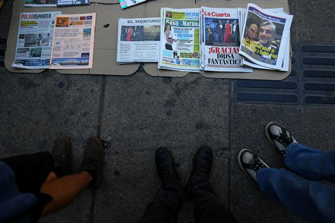 Newspapers are seen lying on the pavement in Santiago, Chile, on March 5, 2018. A Chilean journalist is facing jail time on criminal defamation charges if convicted in a court date set for August 2018. (Reuters/Ivan Alvarado)