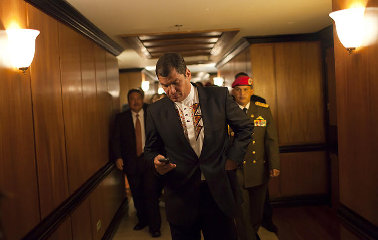El entonces presidente ecuatoriano Rafael Correa revisa su teléfono en Caracas en julio de 2010. Durante su mandato, Correa utilizó Twitter para dirigirse directamente a sus partidarios y criticar a sus opositores. (Reuters/Carlos Garcia Rawlins)