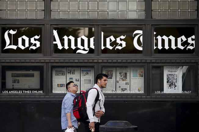 People walk past the building of the Los Angeles Times in Los Angeles, California, on April 27, 2016. (Reuters/Lucy Nicholson)