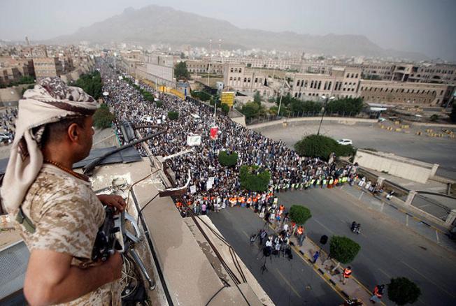 A Houthi fighter secures a rally in Sanaa, Yemen, on June 29, 2018. The Houthis have detained at least three more journalists since late June. (Reuters/Mohamed al-Sayaghi)