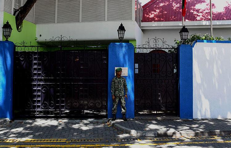 A Maldives soldier stands guard outside Maldivian President Abdulla Yameen Abdul Gayoom's residence in Male on February 8, 2018. The Maldives Broadcasting Commission on August 8 fined Raajje TV for airing material the commission said was defamatory toward the president and threatened national security, according to news reports. (AFP)