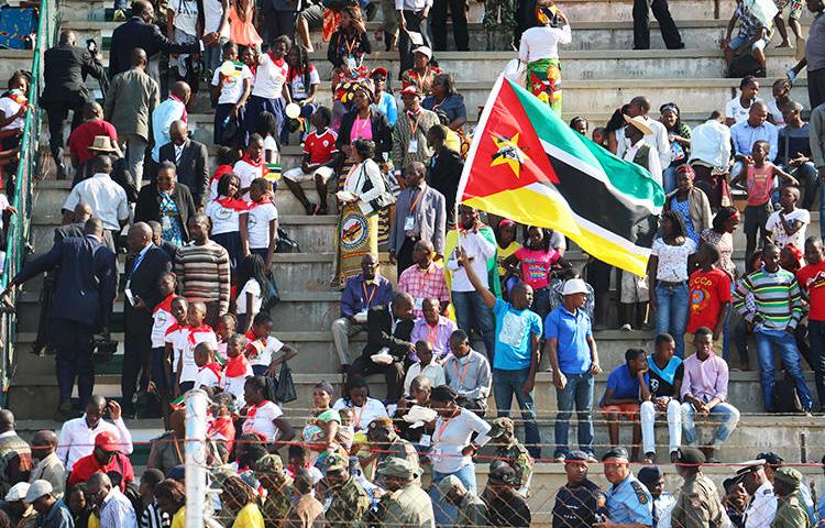 Moçambicanos celebram o 25º aniversário da independência do seu país de Portugal em 25 de junho de 2015, em Maputo. O governo moçambicano impôs taxas elevadas aos meios de comunicação independentes em 23 de julho de 2018. (AFP / Adrien Barbier)