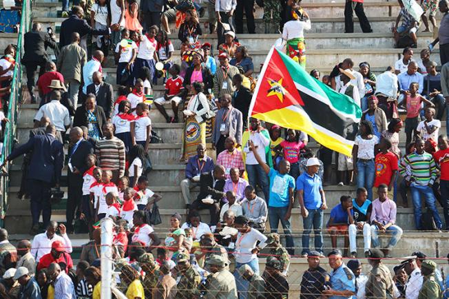 Moçambicanos celebram o 25º aniversário da independência do seu país de Portugal em 25 de junho de 2015, em Maputo. O governo moçambicano impôs taxas elevadas aos meios de comunicação independentes em 23 de julho de 2018. (AFP / Adrien Barbier)