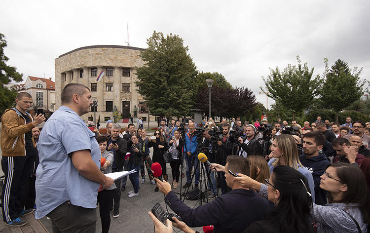 Bosnian journalists gather at the main square in Banja Luka, Bosnia, on August 27, 2018, to protest against an attack on journalist Vladimir Kovacevic of independent television station BNTV. (AP Photo/Radivoje Pavicic)