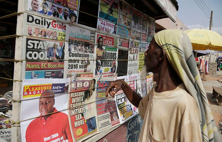 A newsstand in Ghana's capital, Accra, in 2016. Attackers abducted and beat a reporter for the Ghana News Agency on August 27 over his critical coverage of an opposition politician in Bawku. (AP/Sunday Alamba)