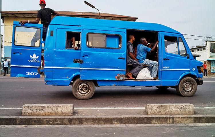 A taxi in Kinshasa in the Democratic Republic of Congo on September 12, 2017. Congolese police on July 25, 2018, raided the privately owned television production studio Kin Lartus, detained at least 10 of the studio's journalists, and seized equipment, according to Kin Lartus journalists and a local, independent press freedom group. (Reuters/Robert Carrubba)