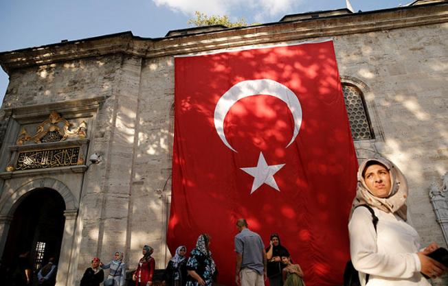 The Turkish flag hangs outside the Eyup Sultan mosque in Istanbul, Turkey on August 20, 2018. (Reuters/Murad Sezer)