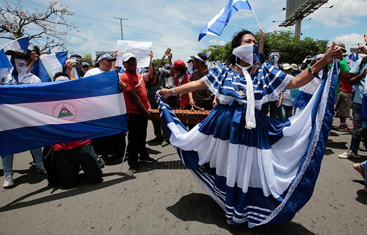 Manifestantes antigovernamentais participam de uma manifestação contra o governo do presidente da Nicarágua Daniel Ortega em Manágua, Nicarágua, em 15 de agosto de 2018. Na semana seguinte, o governo nicaraguense lançou uma campanha de perseguição contra a emissora independente Canal 10. (Reuters/Oswaldo Rivas)