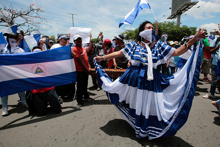 Manifestantes antigovernamentais participam de uma manifestação contra o governo do presidente da Nicarágua Daniel Ortega em Manágua, Nicarágua, em 15 de agosto de 2018. Na semana seguinte, o governo nicaraguense lançou uma campanha de perseguição contra a emissora independente Canal 10. (Reuters/Oswaldo Rivas)