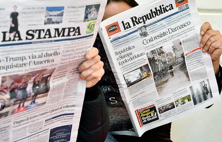 Customers read Italian dailies La Repubblica and La Stampa in Rome on March 3, 2016. Italian police searched a La Repubblica journalist's home and seized electronic devices on September 13, 2018, in Palermo. (AFP/Gabriel Bouys)