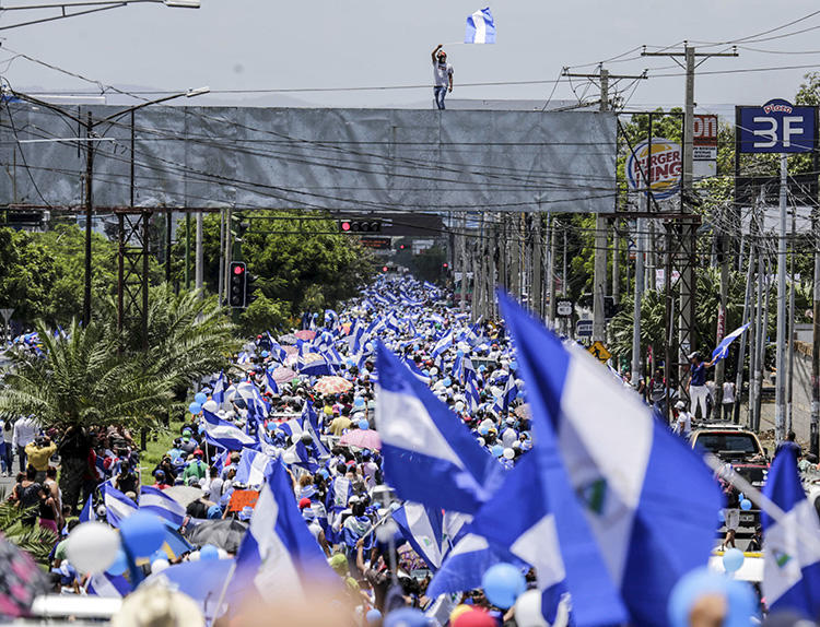La gente se manifiesta durante una protesta contra el gobierno del presidente de Nicaragua, Daniel Ortega en Managua, la capital, el 16 de septiembre de 2018. Una campaña de acoso digital atacó a un periodista independiente en Nicaragua a partir del 16 de septiembre. (AFP / Inti Ocon)