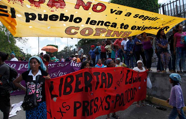 Amigos e ativistas se reúnem em frente à sala do tribunal para pedir justiça pelo assassinato da ativista ambiental Berta Cáceres, em Tegucigalpa, Honduras, em 17 de setembro de 2018. Uma jornalista britânica cobrindo o julgamento foi ameaçada no dia 17 de setembro (AP Photo / Fernando Antonio)