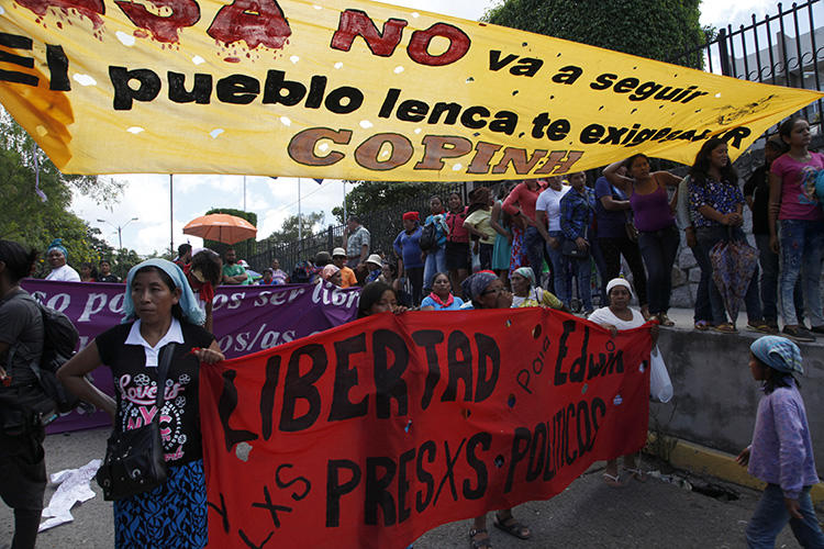 Amigos e ativistas se reúnem em frente à sala do tribunal para pedir justiça pelo assassinato da ativista ambiental Berta Cáceres, em Tegucigalpa, Honduras, em 17 de setembro de 2018. Uma jornalista britânica cobrindo o julgamento foi ameaçada no dia 17 de setembro (AP Photo / Fernando Antonio)