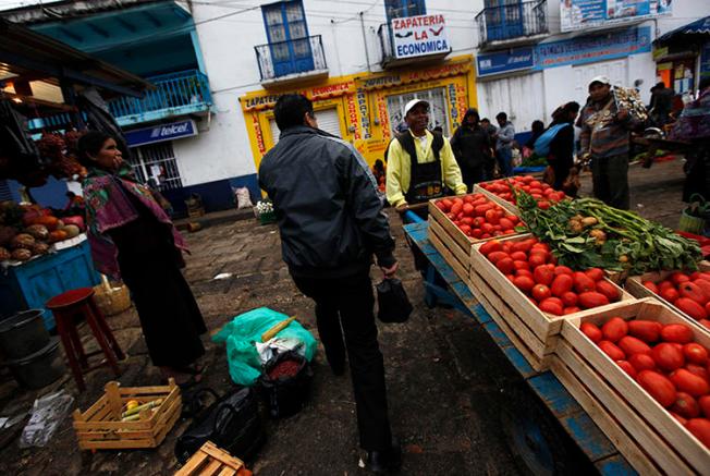 Vendedores y clientes pasean en un mercado de San Cristóbal de las Casas, en Chiapas, México, el 31 de diciembre de 2013. Un periodista mexicano fue asesinado a disparos en Chiapas el 21 de septiembre de 2018. (Reuters/Claudia Daut)