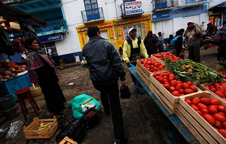 Vendedores e clientes caminham em um mercado em San Cristóbal de las Casas, em Chiapas, no México, em 31 de dezembro de 2013. Um jornalista mexicano foi morto a tiros em Chiapas em 21 de setembro de 2018. (Reuters/Claudia Daut)
