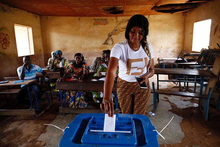 A woman casts her ballot at a polling station during a run-off presidential election in Bamako, Mali, on August 12, 2018. A Malian radio station was suspended for 11 days starting on August 1, 2018, for alleged incitement to revolt. (Reuters/Luc Gnago)
