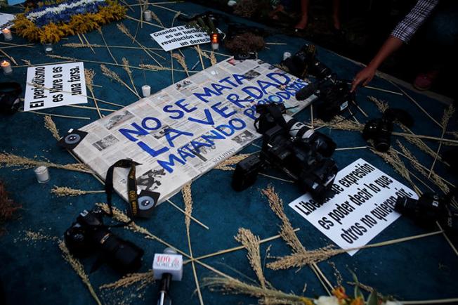 Um memorial para o jornalista assassinado Angel Eduardo Gahona em Manágua, Nicarágua, em 26 de abril de 2018. Dois homens foram condenados em 27 de agosto pelo assassinato de Gahona, em um julgamento que foi criticado como injusto.  (Reuters/Oswaldo Rivas)