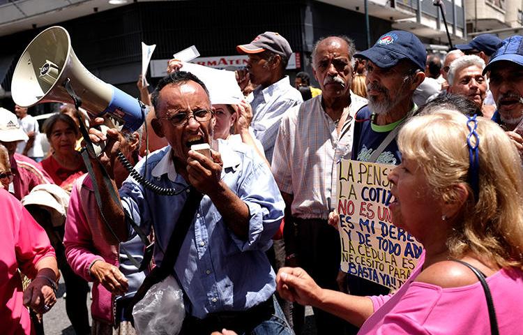 La gente participa en una protesta de jubilados en Caracas, Venezuela, el 29 de agosto de 2018. Un fotógrafo independiente venezolano fue detenido y enviado a una cárcel militar a fines de agosto. (Reuters/Marco Bello)