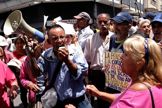 La gente participa en una protesta de jubilados en Caracas, Venezuela, el 29 de agosto de 2018. Un fotógrafo independiente venezolano fue detenido y enviado a una cárcel militar a fines de agosto. (Reuters/Marco Bello)
