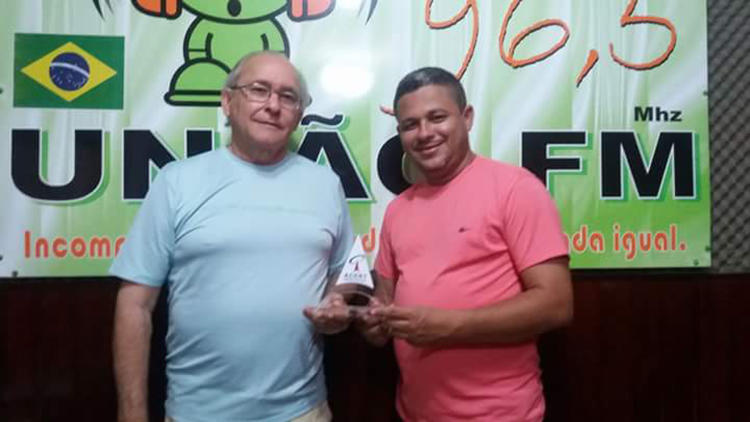 Radio owner and commentator Sandoval Braga, pictured left with his colleague Inaldo Lima. Gunman shot Braga in the leg and threatened him over his reporting on September 21. (Radio União)