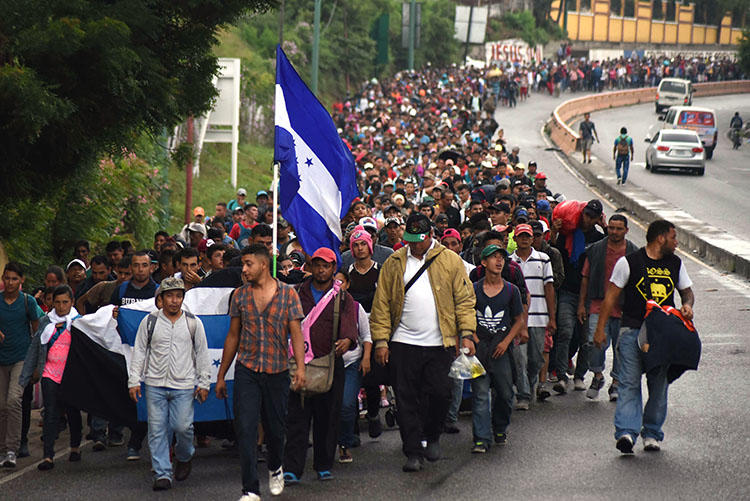 Honduran migrants take part in a caravan toward the U.S. in Chiquimula, Guatemala, on October 17. CPJ has issued safety advice for journalists covering the caravan as it passes through Mexico. (AFP/Orlando Estrada)