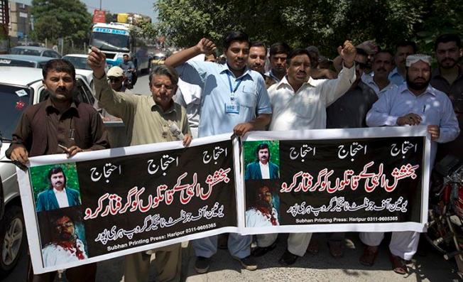 Pakistan journalists protest the killing of K2 Times journalist Bakhsheesh Elahi in June 2017. A second journalist for the Urdu-language newspaper was shot dead on October 16, 2018. (AP/B.K. Bangash)