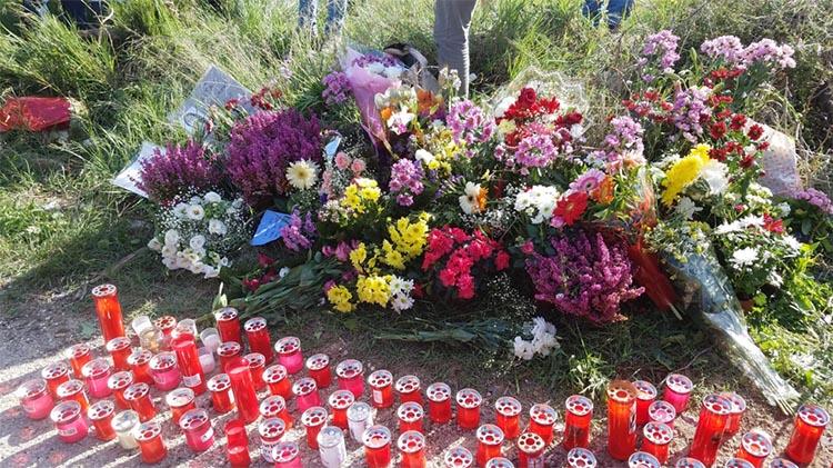 Flowers and candles are left in tribute to Daphne Caruana Galizia. Malta's prime minister told an international delegation that CPJ was part of in October that he is committed to opening a public inquiry into whether the murder could have been prevented. (CPJ)
