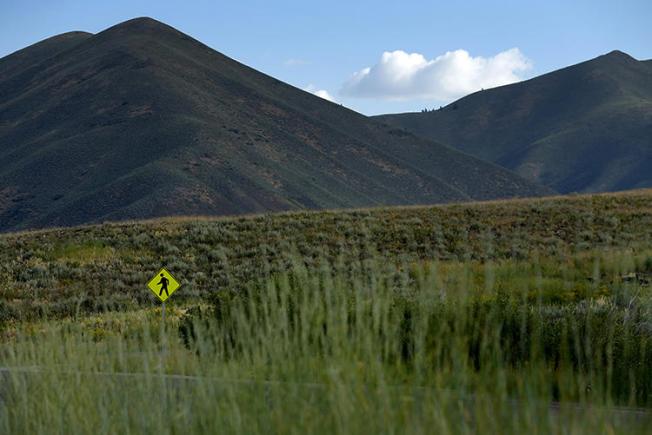 A sign warning drivers of hikers ahead is seen in the mountains in Sun Valley, Idaho, July 6, 2015. Two newspaper carriers were shot at on the Nez Perce Indian reservation in Idaho on October 8, 2018. (Reuters/Mike Blake)