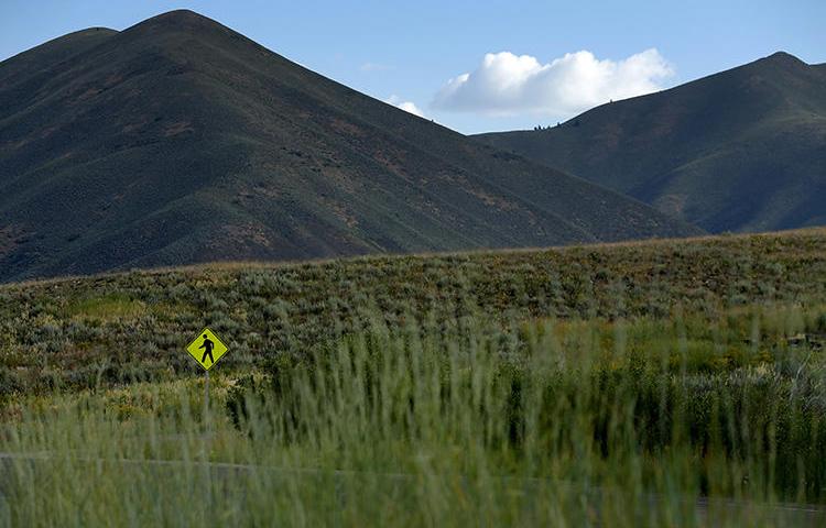 A sign warning drivers of hikers ahead is seen in the mountains in Sun Valley, Idaho, July 6, 2015. Two newspaper carriers were shot at on the Nez Perce Indian reservation in Idaho on October 8, 2018. (Reuters/Mike Blake)