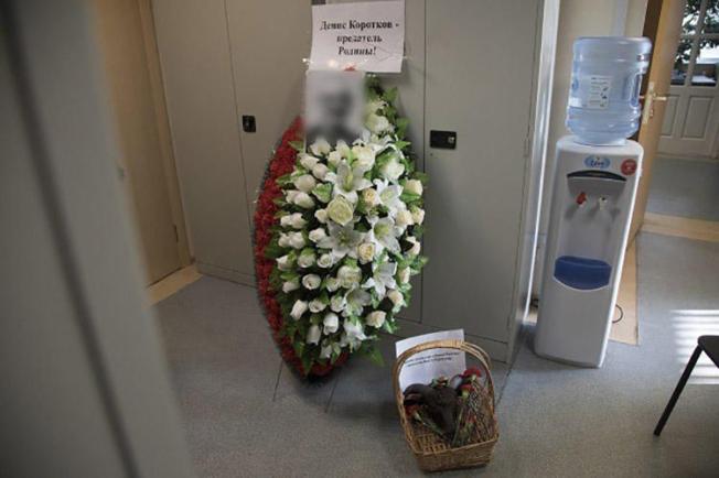 A funeral wreath, severed goat's head, and threatening notes are left at the Moscow offices of Novaya Gazeta. (Novaya Gazeta/Anna Artemyeva)