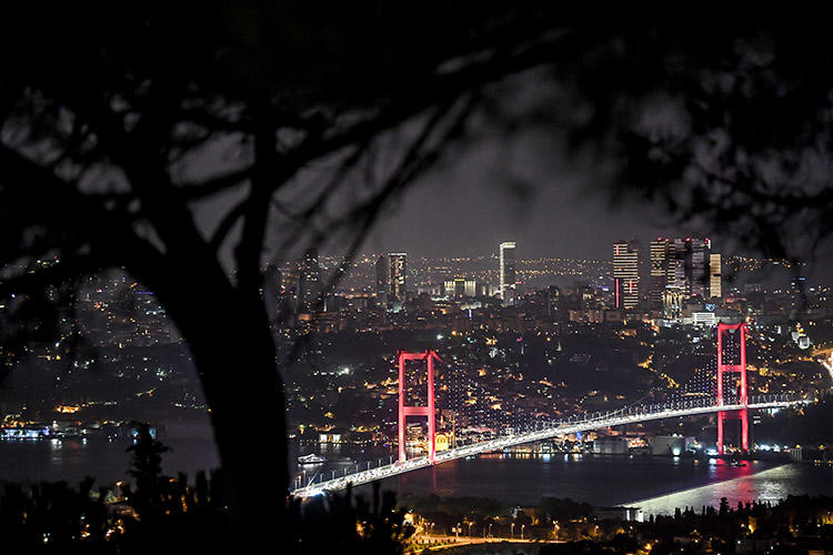 A view of Istanbul's Bosphorus Bridge, taken in August 2018. A Turkish court this week ordered the chief editor of Çağdaş Ses to be detained pending the outcome of her trial. (AFP/Ozan Kose)