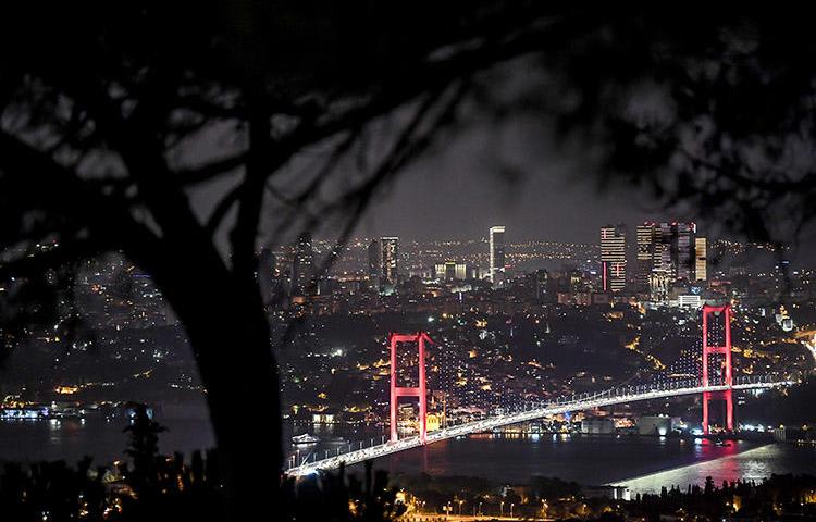 A view of Istanbul's Bosphorus Bridge, taken in August 2018. A Turkish court this week ordered the chief editor of Çağdaş Ses to be detained pending the outcome of her trial. (AFP/Ozan Kose)