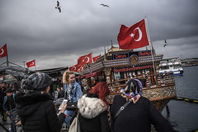 Shoppers are pictured at the Golden Horn in Istanbul's Eminonu district in November 2018. An appeals court in the city has upheld sentences for five journalists who took part in the Özgür Gündem solidarity campaign. (AFP/Ozan Kose)