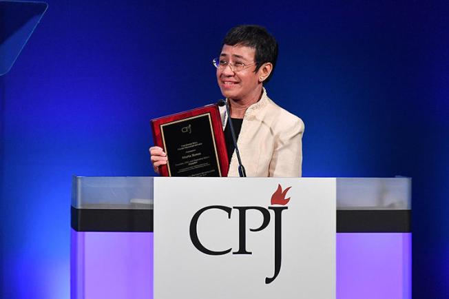 Maria Ressa, founder and editor of the Philippine news site Rappler, accepting CPJ's International Press Freedom Award on November 20, 2018. Ressa and Rappler are facing increasing legal harassment by the Philippine government. (Getty Images/Dia Dipasupil)