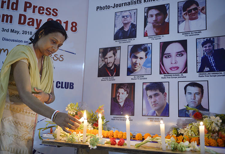 30 Nisan 2018 tarihinde bir intihar bombacısı tarafından hedef seçilerek öldürülen 10 gazeteciyi anma nöbeti. (AFP/Diptendu Dutta)