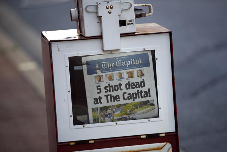 Un estante de periódicos de Capital Gazette muestra la primera plana del 29 de junio de 2018, un día después de que un sujeto asesinara a cinco personas en la redacción del periódico. (AP Photo/Patrick Semansky)